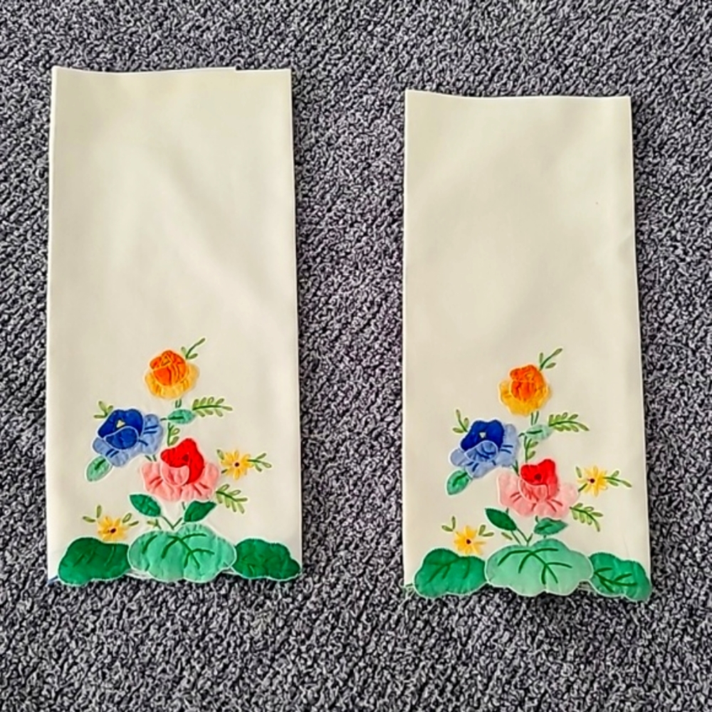 White Floral Cloth Napkins (2)